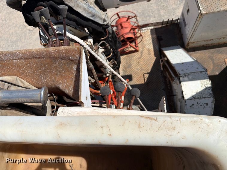 image for item EW8810 2001 International 4700 bucket truck