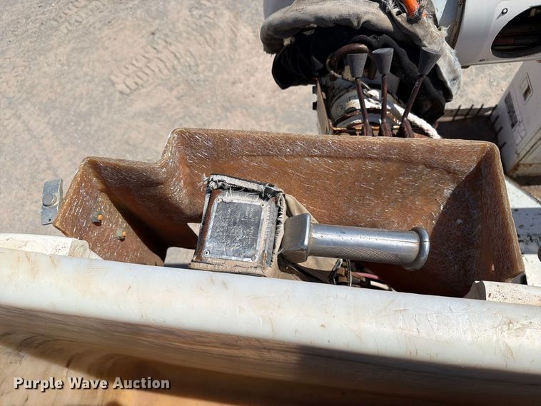 image for item EW8810 2001 International 4700 bucket truck