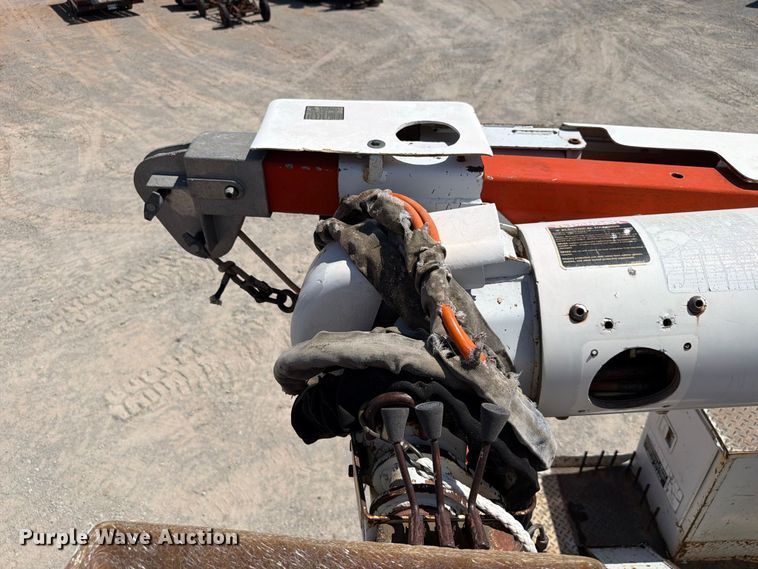 image for item EW8810 2001 International 4700 bucket truck