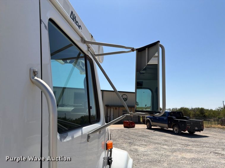 image for item EW8810 2001 International 4700 bucket truck