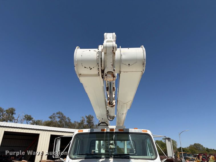 image for item EW8810 2001 International 4700 bucket truck