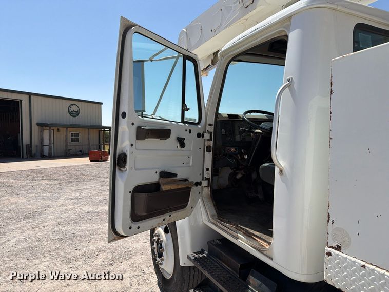 image for item EW8810 2001 International 4700 bucket truck