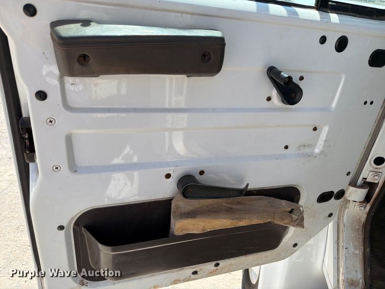 image for item EW8810 2001 International 4700 bucket truck