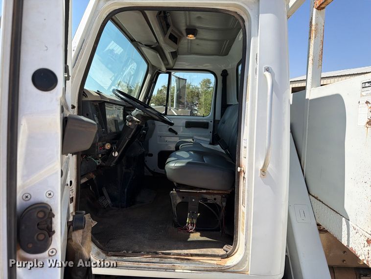 image for item EW8810 2001 International 4700 bucket truck