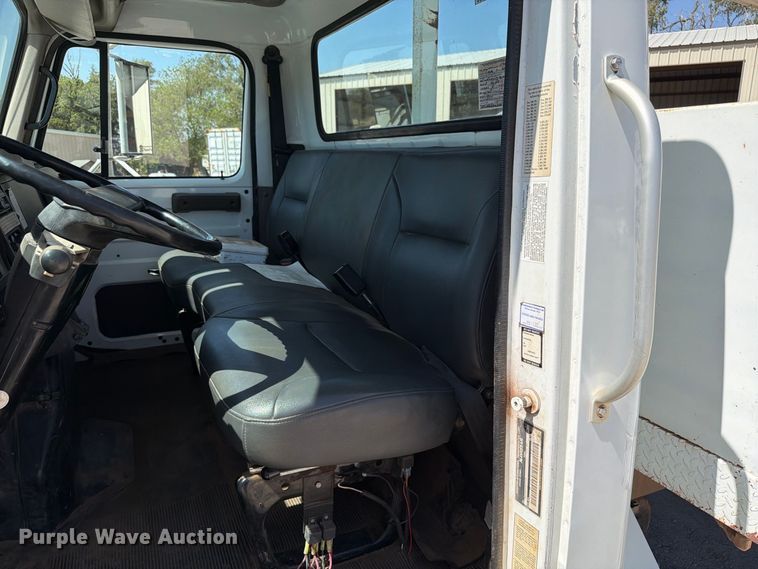 image for item EW8810 2001 International 4700 bucket truck