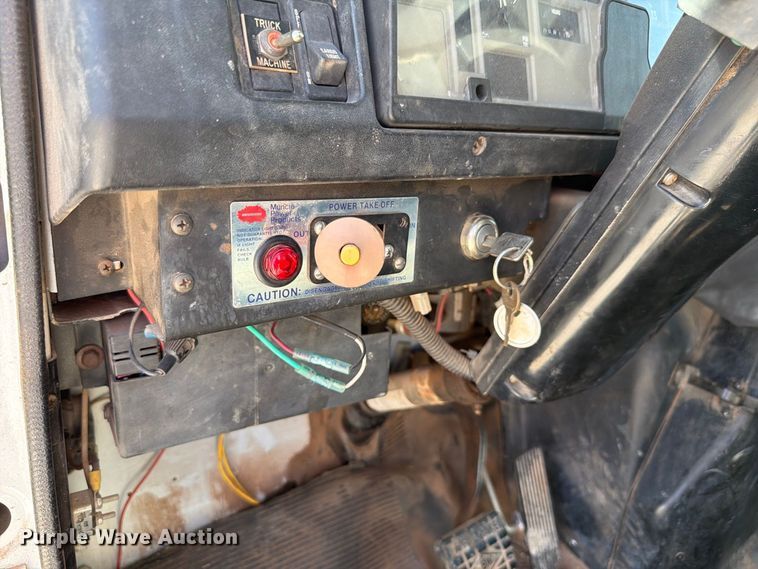 image for item EW8810 2001 International 4700 bucket truck