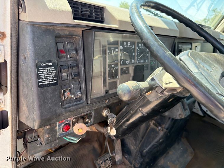 image for item EW8810 2001 International 4700 bucket truck