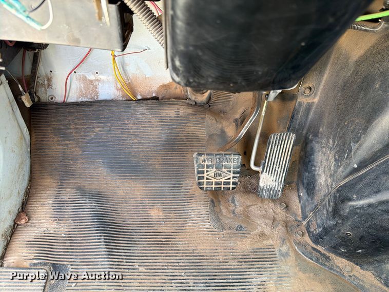 image for item EW8810 2001 International 4700 bucket truck