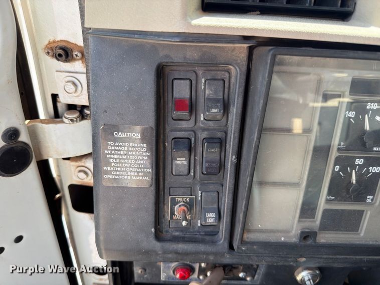 image for item EW8810 2001 International 4700 bucket truck