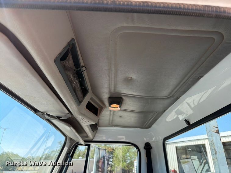 image for item EW8810 2001 International 4700 bucket truck