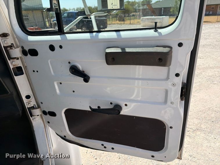 image for item EW8810 2001 International 4700 bucket truck