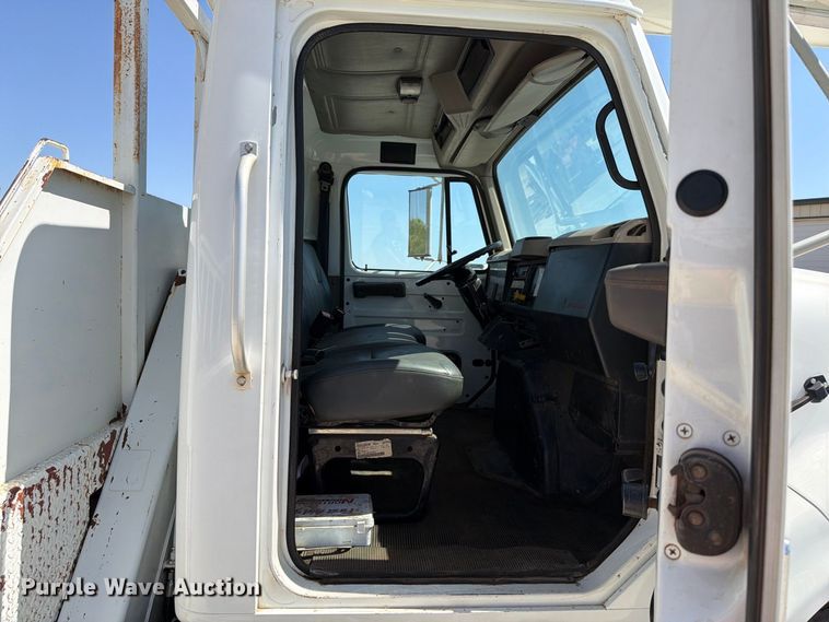 image for item EW8810 2001 International 4700 bucket truck