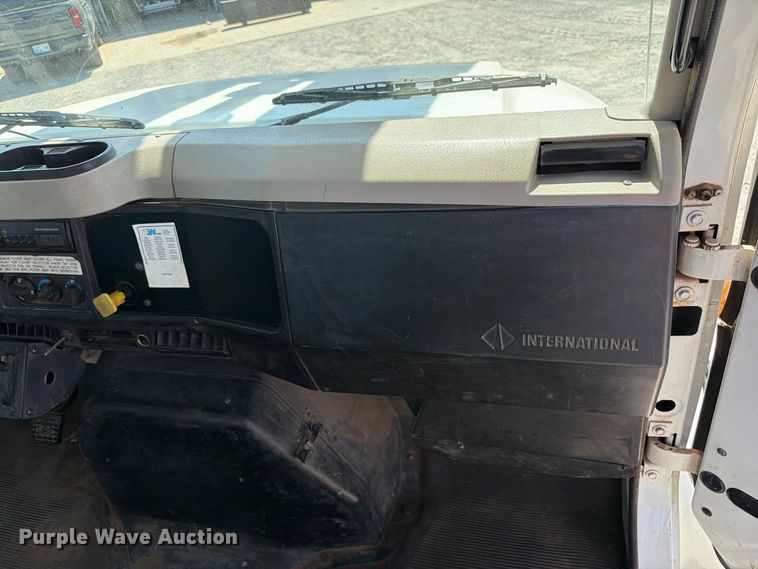 image for item EW8810 2001 International 4700 bucket truck
