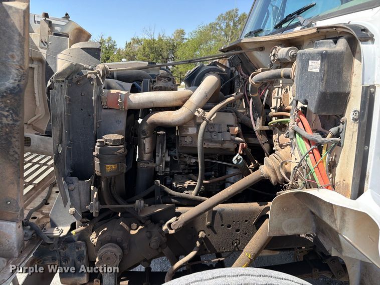 image for item EW8810 2001 International 4700 bucket truck