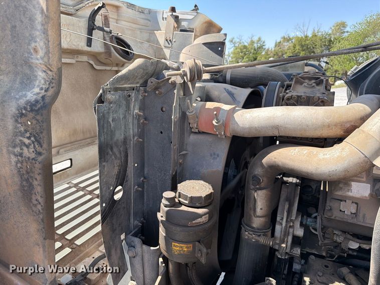 image for item EW8810 2001 International 4700 bucket truck