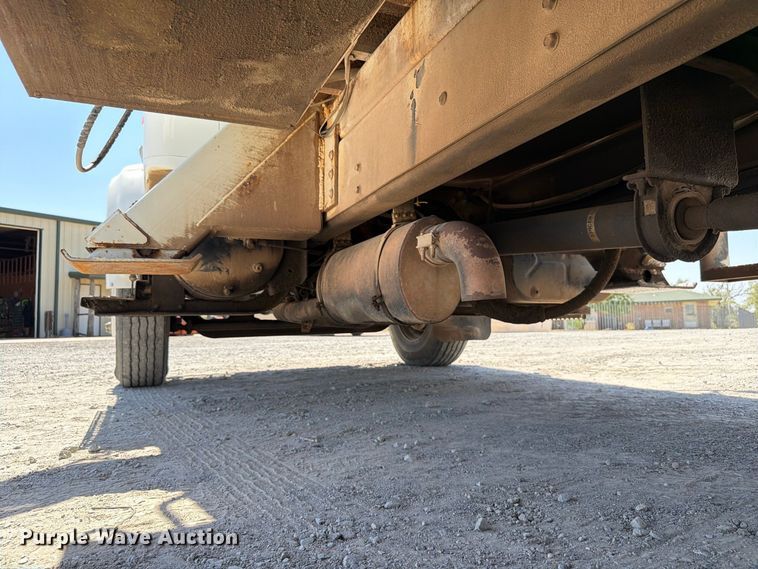 image for item EW8810 2001 International 4700 bucket truck