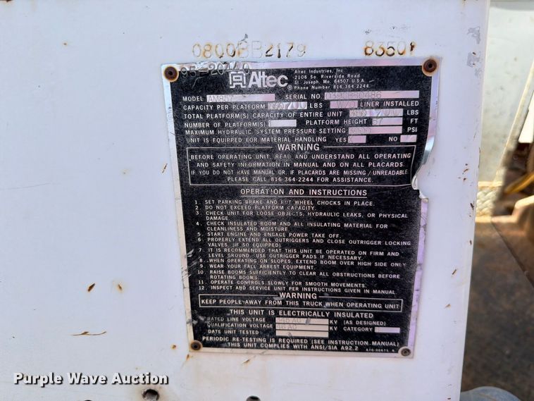 image for item EW8810 2001 International 4700 bucket truck