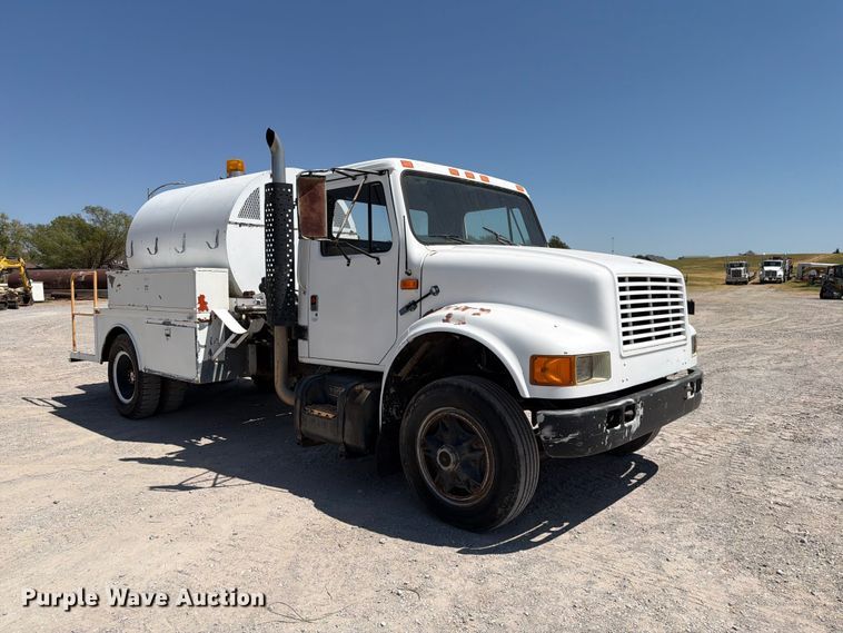 image for item EW8812 1991 International 4900 vacuum truck