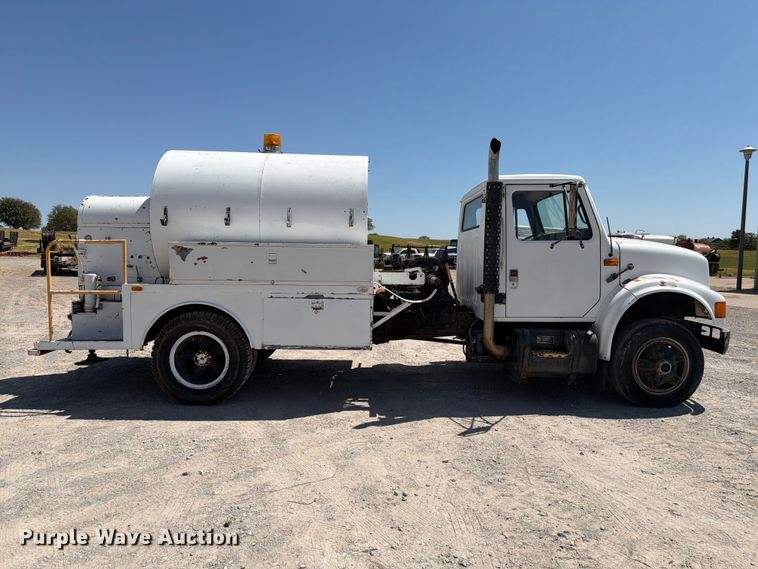 image for item EW8812 1991 International 4900 vacuum truck
