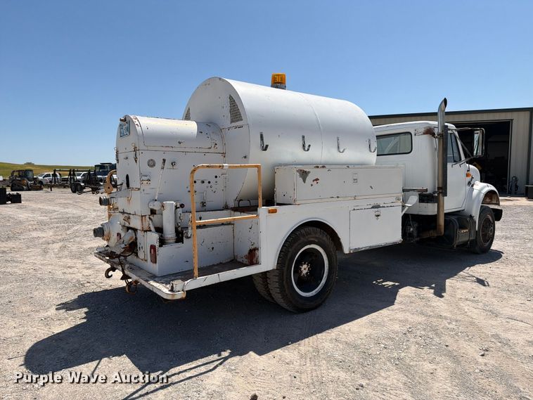image for item EW8812 1991 International 4900 vacuum truck