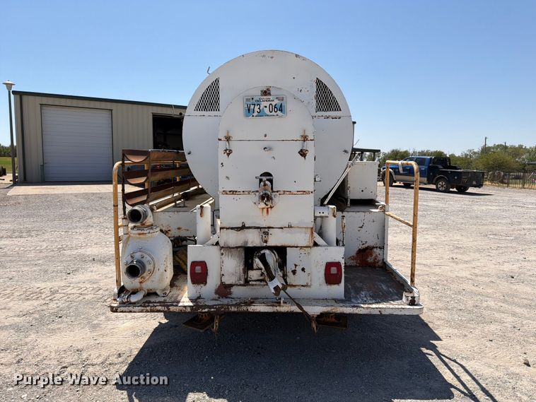 image for item EW8812 1991 International 4900 vacuum truck