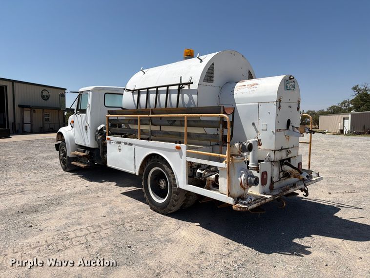 image for item EW8812 1991 International 4900 vacuum truck
