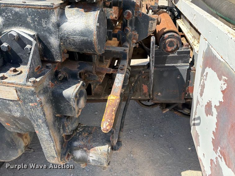 image for item EW8812 1991 International 4900 vacuum truck