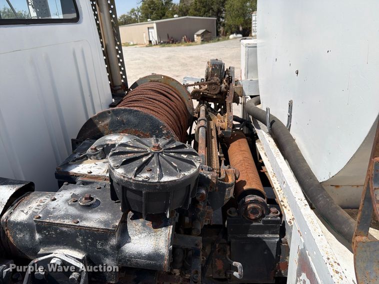 image for item EW8812 1991 International 4900 vacuum truck