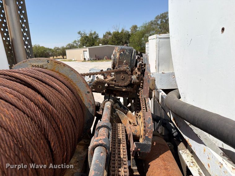 image for item EW8812 1991 International 4900 vacuum truck
