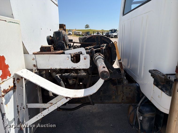 image for item EW8812 1991 International 4900 vacuum truck