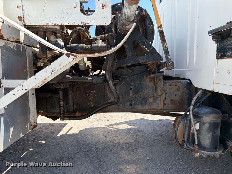 image for item EW8812 1991 International 4900 vacuum truck