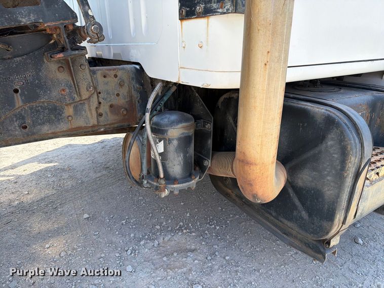 image for item EW8812 1991 International 4900 vacuum truck