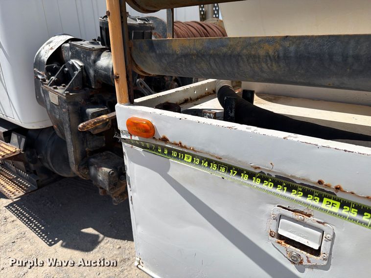 image for item EW8812 1991 International 4900 vacuum truck