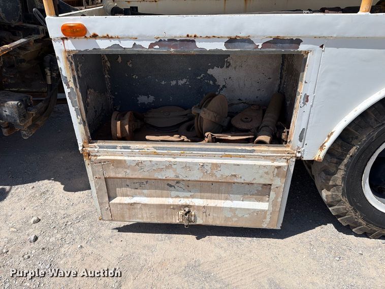 image for item EW8812 1991 International 4900 vacuum truck