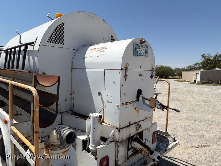 image for item EW8812 1991 International 4900 vacuum truck