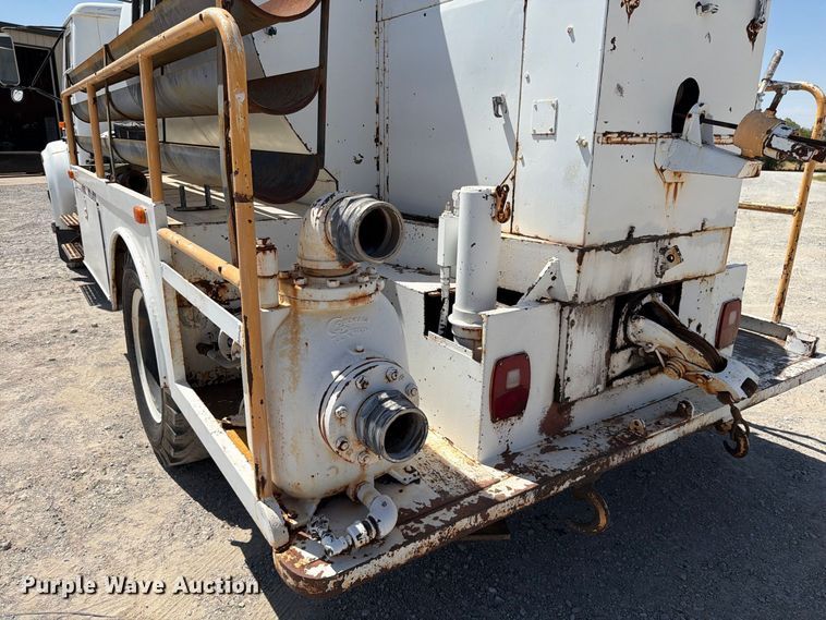 image for item EW8812 1991 International 4900 vacuum truck