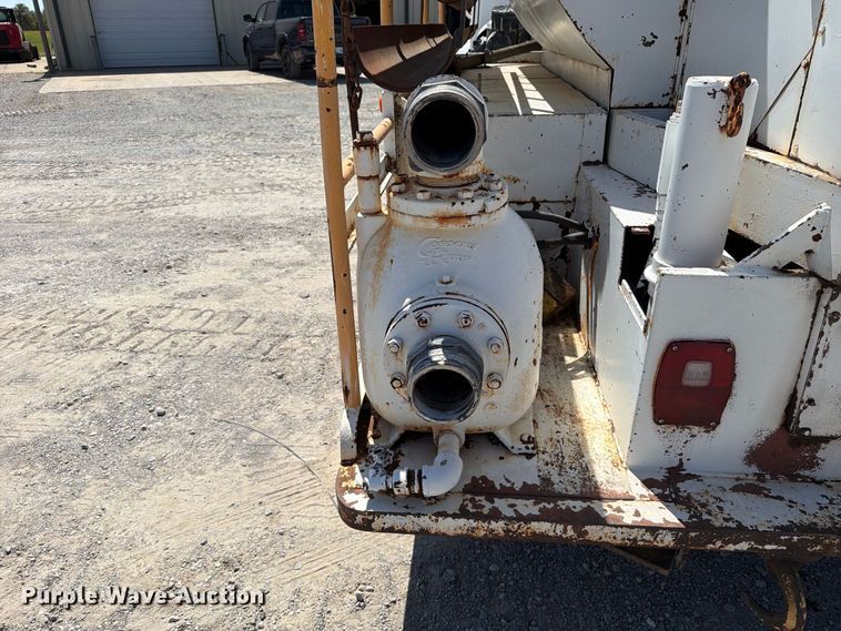 image for item EW8812 1991 International 4900 vacuum truck