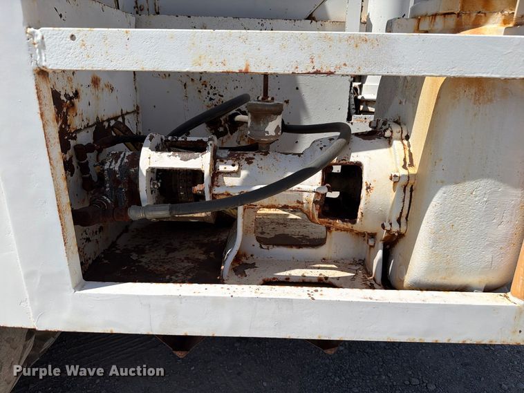 image for item EW8812 1991 International 4900 vacuum truck