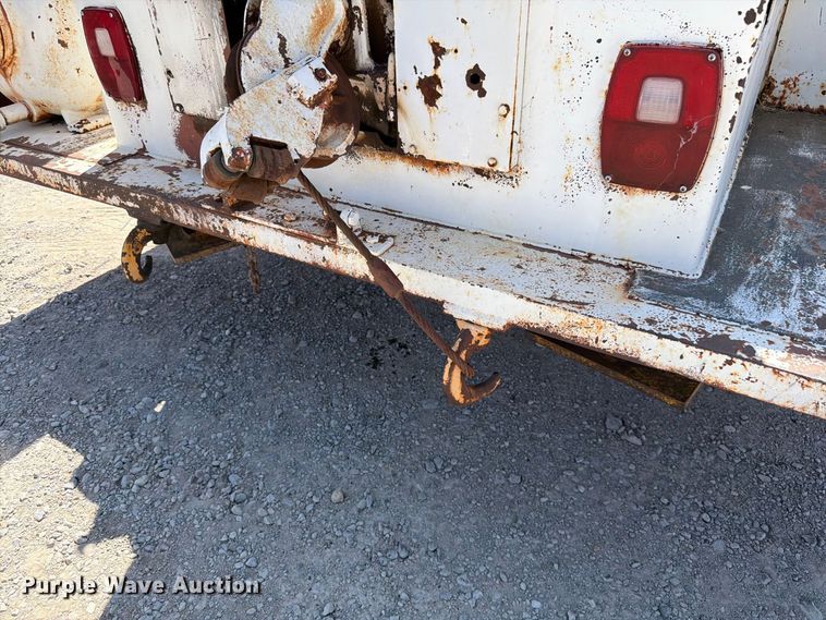 image for item EW8812 1991 International 4900 vacuum truck