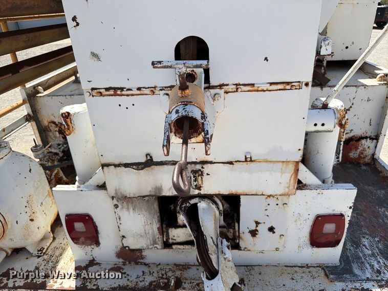 image for item EW8812 1991 International 4900 vacuum truck