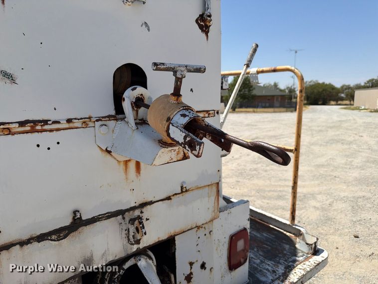 image for item EW8812 1991 International 4900 vacuum truck
