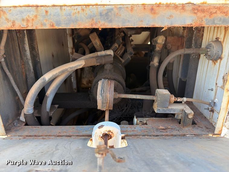 image for item EW8812 1991 International 4900 vacuum truck