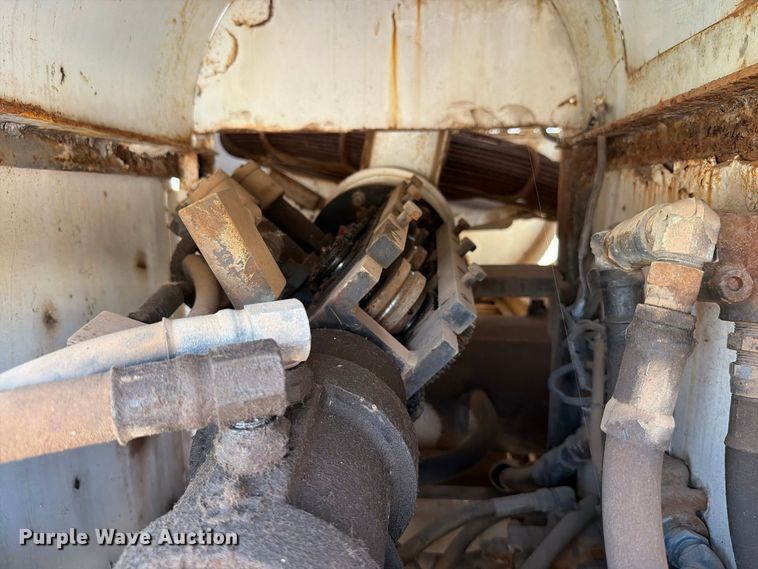 image for item EW8812 1991 International 4900 vacuum truck