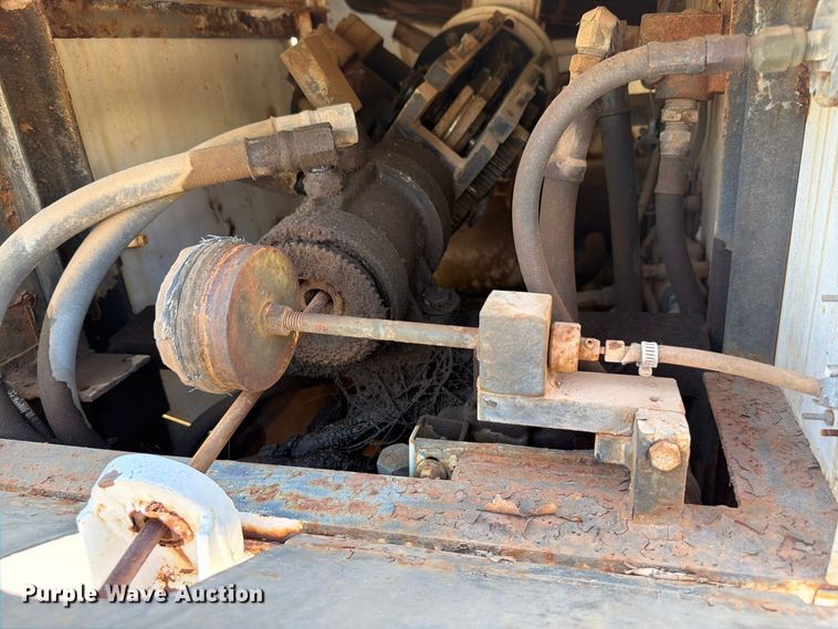 image for item EW8812 1991 International 4900 vacuum truck