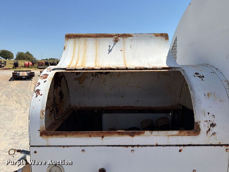 image for item EW8812 1991 International 4900 vacuum truck