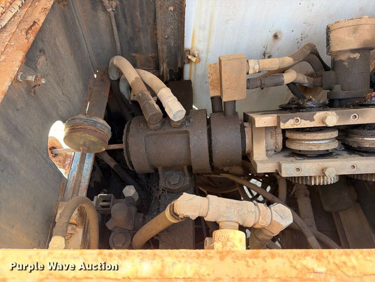 image for item EW8812 1991 International 4900 vacuum truck