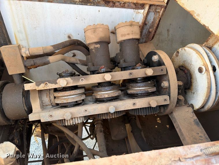 image for item EW8812 1991 International 4900 vacuum truck