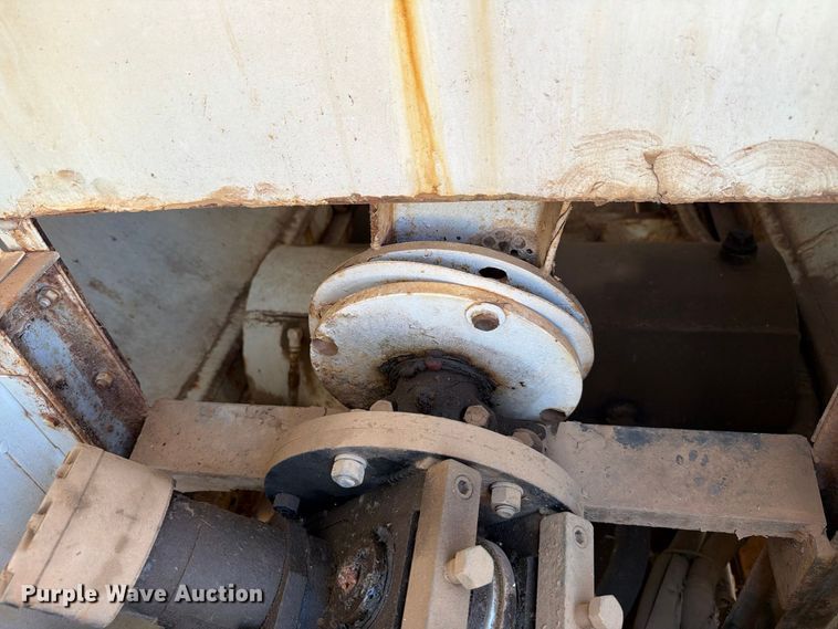 image for item EW8812 1991 International 4900 vacuum truck