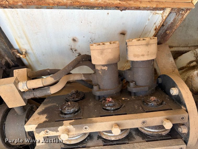 image for item EW8812 1991 International 4900 vacuum truck