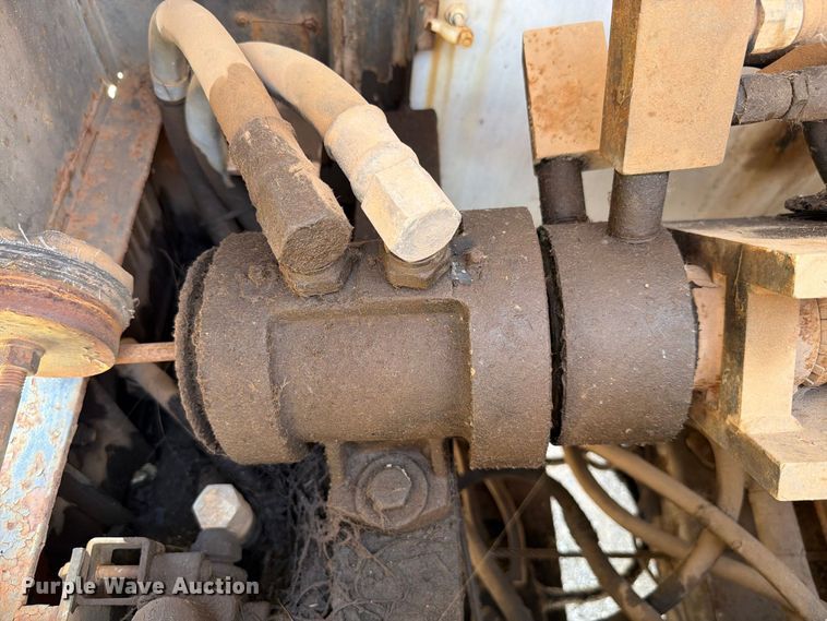 image for item EW8812 1991 International 4900 vacuum truck